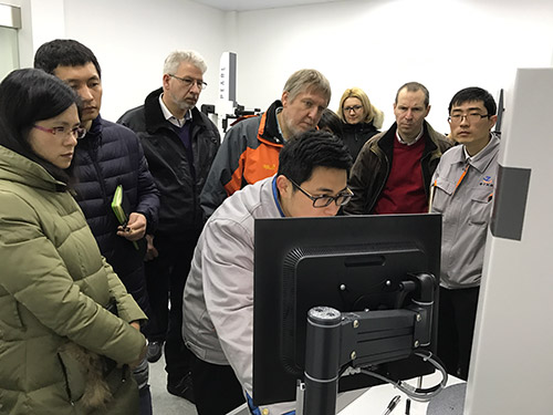 （Customers visit measurement room ）